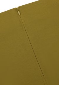 Olijfgroen stof met een gestructureerd oppervlak, voorzien van een centrale ritssluiting die verticaal langs de naad loopt.