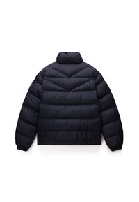 Jūrinės spalvos pūkinė striukė su aukštu apykakle, siūta dizaino, elastingais rankogaliais ir laisvu kirpimu; turi logotipo pleistrą kairėje peties pusėje.