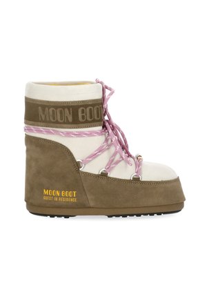 Moon Boot beige e marrone alta con lacci rosa, suola spessa e testo "Guest in Residence" sul pannello laterale.