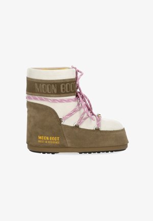 Moon Boot beige e marrone alta con lacci rosa, suola spessa e testo "Guest in Residence" sul pannello laterale.