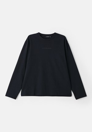 Camisola preta de manga longa com gola redonda, feita de tecido suave. Apresenta um logótipo em relevo discreto na parte da frente e um design de corte descontraído.