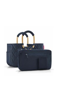 Borsa a spalla navy con texture trapuntata e manici in metallo color oro. Include una pochette con zip separata e una tasca frontale.