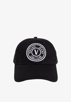 Casquette en coton noir avec un logo brodé rond portant le texte "VERSACE JEANS COUTURE" et un "V" central en blanc. Design de visière courbée.