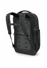 Mochila negra con panel trasero de malla acolchada, correas ajustables y bolsillo con cremallera en el lateral. Diseño elegante con tejido duradero y hardware minimal.