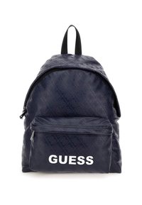 Zaino navy con motivo a logo in rilievo, una tasca anteriore con zip e testo "GUESS" bianco. Presenta manici doppi neri e un design arrotondato.