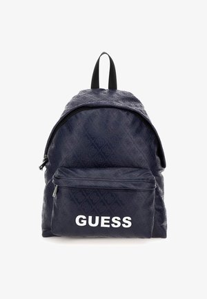 Sac à dos marine avec motif de logo embossé, une poche zippée à l'avant et le texte "GUESS" en blanc. Comprend des doubles poignées noires et un design arrondi.
