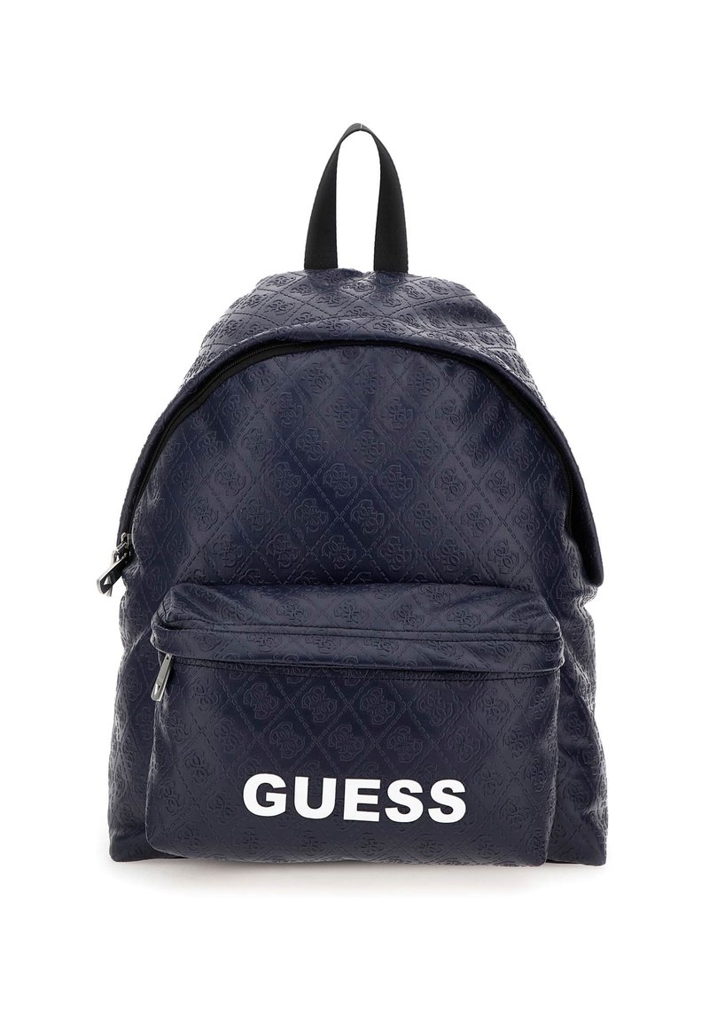 Zaino navy con motivo a logo in rilievo, una tasca anteriore con zip e testo "GUESS" bianco. Presenta manici doppi neri e un design arrotondato.