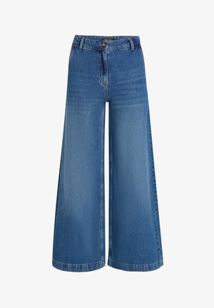 Lichte blauwe denimbroek met wijde pijpen, voorzien van een hoge taille, een sluiting met een knoop aan de voorkant en subtiele vervagingen in de stof voor textuur.