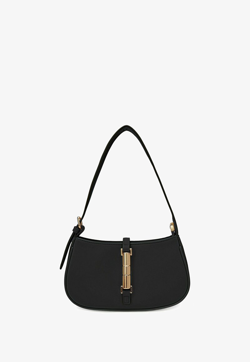 Schwarze Handtasche aus glattem Material mit einer geschwungenen Form, einem goldenen Hardware-Akzent an der Vorderseite und einem einzelnen Schulterriemen.