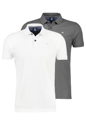 To sammenfoldede poloer med korte ærmer, den ene hvid og den anden grå, hver med knappede kraver og en lille broderet logo på brystet.