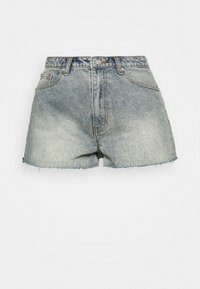 Shorts de mezclilla en azul claro con efecto descolorido, de cintura alta, diseño de cinco bolsillos y dobladillo deshilachado. Cuentan con cierre de botón y cremallera.