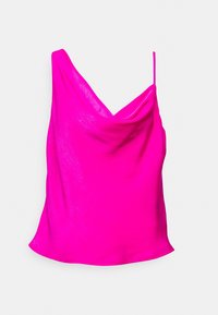 Top in satin rosa brillante con scollatura asimmetrica e spalline sottili su sfondo bianco.