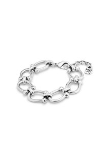 Bracciale in metallo argento con anelli interconnessi, dotato di accenti rotondi e chiusura a granchio. A un piccolo tag con la scritta "UNO de 50" è attaccato.