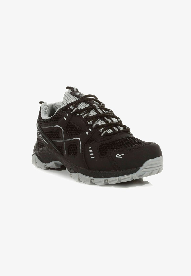 Chaussure de sport imperméable noire et grise avec dessus en mesh, semelle rembourrée et fermeture à lacets, inclinée pour montrer le côté extérieur et l'avant.