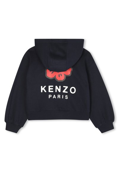 Marineblauwe cropped hoodie met een rood bloemenmotief op de rug en witte tekst "KENZO PARIS". Voorzien van een capuchon met trekkoord en geribbelde boorden.