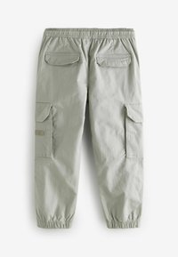 Lichtgroene cargo broek met een elastische band, voorzien van zij- en achterzakken, en elastische cuffs bij de enkels. Glad katoenmateriaal.