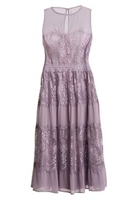 Lila klänning med spetsdetaljer, ärmlös design och en flödande kjol med tierad fåll och subtilt genomskinligt overlay.
