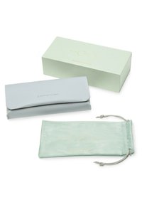 Custodia per occhiali in pelle azzurro chiaro con design pieghevole, accompagnata da una scatola verde menta e una borsa morbida coordinata con dettagli in oro.