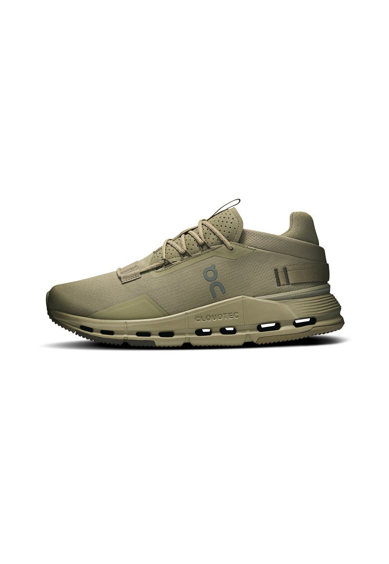 Zapatilla de running en verde oliva con un upper texturizado, paneles de malla transpirable y una suela CloudTec con pequeños cortes para amortiguación.