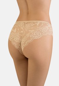 Beige blondelace trusser med blomster mønstre, med scalloped kanter og en semi-gennemsigtig tekstur, designet til en tætsiddende pasform.