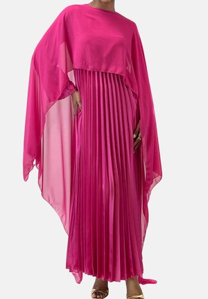 Langes, plissiertes Kleid aus lebhaft pinkem Stoff, mit einem fließenden, kapuzenartigen Oberteil und transparenten Ärmeln. Glatte Textur mit geschichtetem Design.