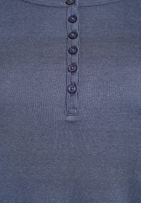 Dunkelblaues geripptes Henley-Hemd mit einer Knopfleiste vorne, die sechs dunkle Knöpfe und einen runden Halsausschnitt umfasst. Glatte Textur mit leichtem Stretch.