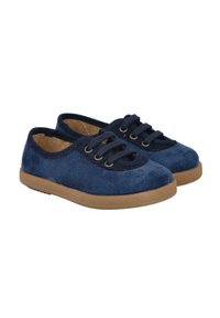 Zapatos de ante azul marino con puntera redonda, parte superior texturizada y dos agujeros para cordones; suela de goma con detalle de agarre estampado.