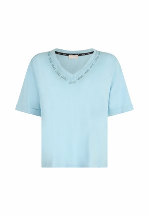 Maglietta a maniche corte azzurro chiaro con scollatura a V e un motivo circolare di testo "LUVO" attorno al collo. Realizzata in tessuto morbido.