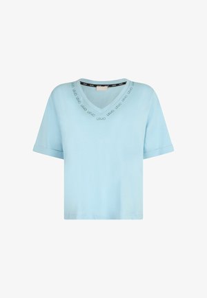 Maglietta a maniche corte azzurro chiaro con scollatura a V e un motivo circolare di testo "LUVO" attorno al collo. Realizzata in tessuto morbido.