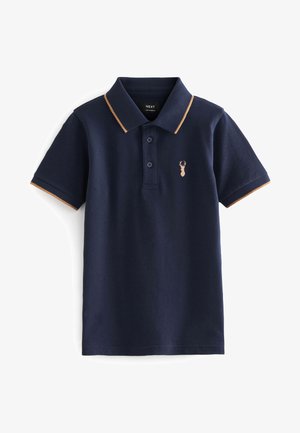 Polo majica u mornarskoj plavoj boji od pamuka s kratkim rukavima, s kontrastnom svjetlosmeđom ovratnikom i rubovima rukava, koja sadrži mali logo jelena na prsima.