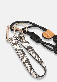 Porte-clés avec cordon noir tressé, lanière à imprimé serpent factice, détails en métal doré, et étiquette logo en cuir. Comprend un anneau métallique et un clip.