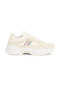 Sneaker couleur crème avec une semelle blanche épaisse, un dessus en daim et cuir lisse, et des accents rayés colorés sur le côté.