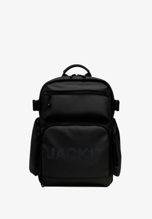 Zaino nero con spallacci imbottiti, scomparti con cerniera e un logo prominente sul davanti. Realizzato in tessuto resistente con un design elegante.