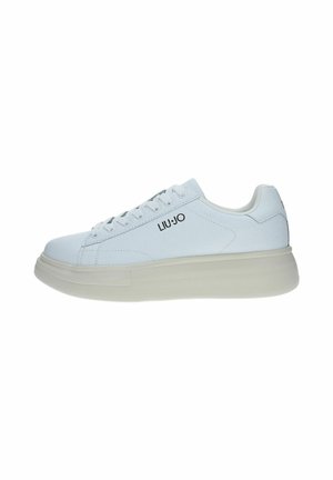 Sneaker bianca low-top con suola beige spessa, chiusura frontale con lacci e logo "LIU•JO" sul lato, fotografata su sfondo bianco uniforme.