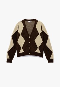 Karamellfarbener und cremefarbener Cardigan im Argyle-Muster mit tiefem V-Ausschnitt, langen Ärmeln und fünf goldenen Knöpfen. Weiche Stricktextur.