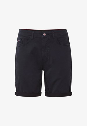 Sötét tengerészkék, pamut keverékből készült sort, felgöngyölt szegéllyel, elülső zsebekkel és egy apró háromszínű logóval a bal oldali zseben.