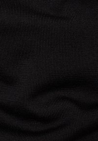 Schwarzer Strickstoff mit einer gerippten Textur, die durch erhabene Linien ein Muster bildet. Das Material wirkt weich und dehnbar.