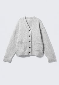 Grå strikket cardigan med V-hals, ribstrikkede ærmekanter og to forlommer. Har seks sorte knapper langs midten. Blød tekstur.