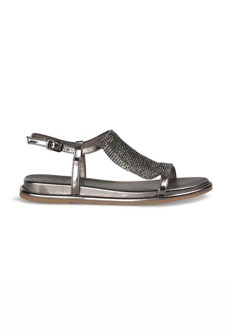 Sandal in argento metallico con design a T-strap, decorato con perline lungo la parte superiore. Suola piatta con chiusura a fibbia sulla fascetta alla caviglia.
