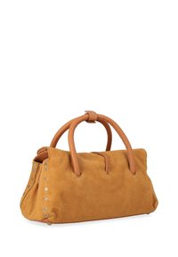 Borsa a mano gialla in pelle con doppi manici arrotondati, superficie texturizzata e borchie argentate sui lati. Presenta una forma rettangolare.