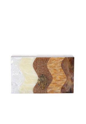 Clutch rettangolare con sezioni verticali ondulate in bianco, crema, glitter marrone, vortici ambra e venature del legno, con chiusura dorata a forma di mano.