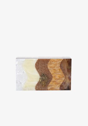 Clutch rettangolare con sezioni verticali ondulate in bianco, crema, glitter marrone, vortici ambra e venature del legno, con chiusura dorata a forma di mano.