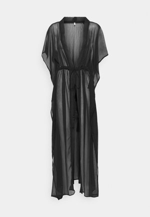 Μαύρο διάφανο κιμόνο με ανοιχτό μπροστινό μέρος, κοντά μανίκια, κλείσιμο με ζώνη στη μέση και λεπτομέρειες με φούντες. Ελαφρύ, ρέον ύφασμα με στρωματοποιημένη σχεδίαση.