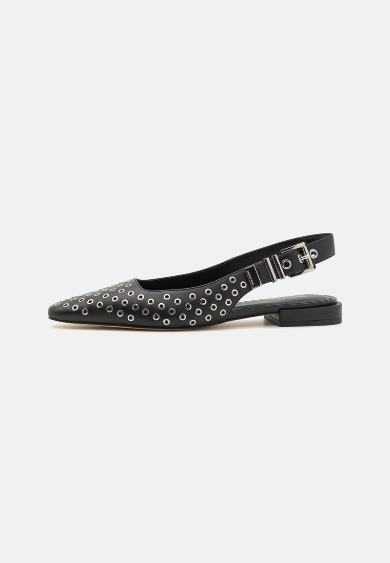 Schwarze Slingback-Ballerinas mit spitzem Zehendesign, verziert mit silbernen runden Ösen, mit einem niedrigen Blockabsatz und verstellbarem Schnallenriemen.