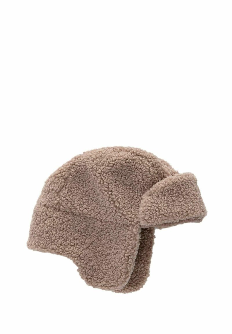 Chapeau en molleton tan avec des rabats d'oreilles, sommet arrondi, texture douce et bord légèrement replié. Design sans coutures avec aucun matériel visible.