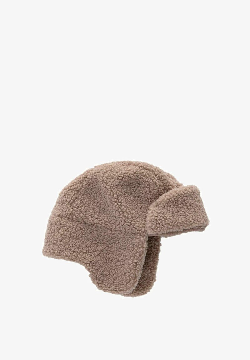 Cappello in pile color tan con alette per le orecchie, parte superiore arrotondata, texture morbida e visiera leggermente ripiegata. Design senza cuciture e senza hardware visibile.