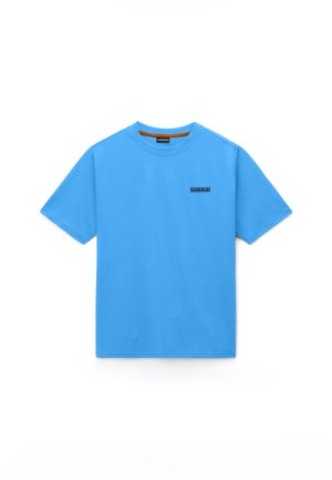 Ανοιχτό μπλε βαμβακερό t-shirt με κοντά μανίκια, στρογγυλή λαιμόκοψη και μικρό μαύρο  λογότυπο τυπωμένο στο στήθος. Λείο υλικό, καθημερινό σχέδιο.