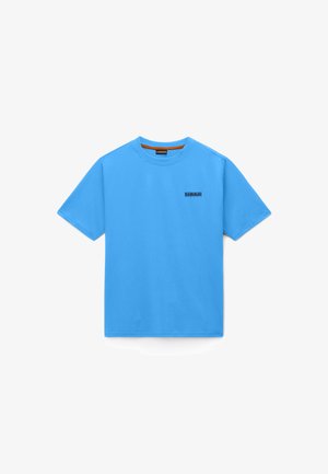 Gaiši zils kokvilnas t-krekls ar īsām piedurknēm, apaļu kaklu un nelielu melnu logo druku uz krūtīm. Gluda tekstūra, ikdienišķs dizains.