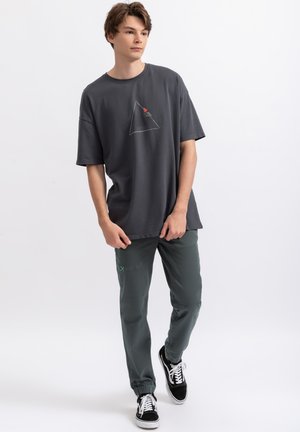 TRIKON - OVERSIZE - Print T-shirt - plum