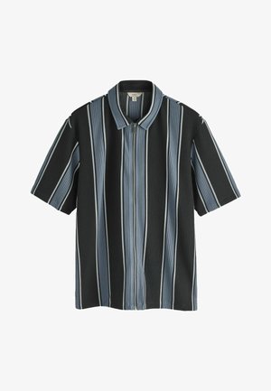 Īsām piedurknēm krekls ar vertikālām svītrām melnā, zilā un gaiši zilā krāsā. Izgatavots ar ribota auduma tekstūru un rāvējslēdzēja apkakles dizainu.